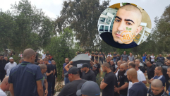  بالفيديو: جموع غفيرة من أهالي يافا تُشيّع جثمان الشاب موسى محاميد ضحية اطلاق النار